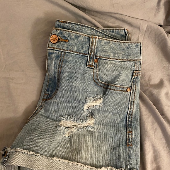 Distressed jean shorts - Picture 2 of 7